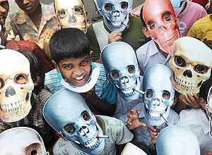 Crianças usam máscaras antitabaco em Calcutá, na Índia, durante o Dia Mundial sem Tabaco 