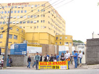 Trabalhadores do Hospital evangélico fazem novo protesto
