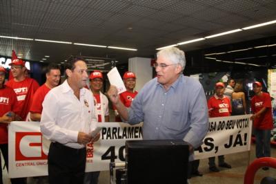 Com bom humor e alto astral, CUT pressiona parlamentares na chegada ao aeroporto de Brasília 